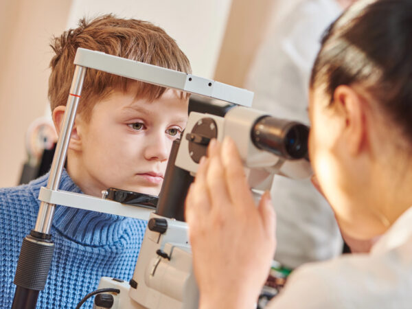 Kind krijgt oogmeting bij opticiën